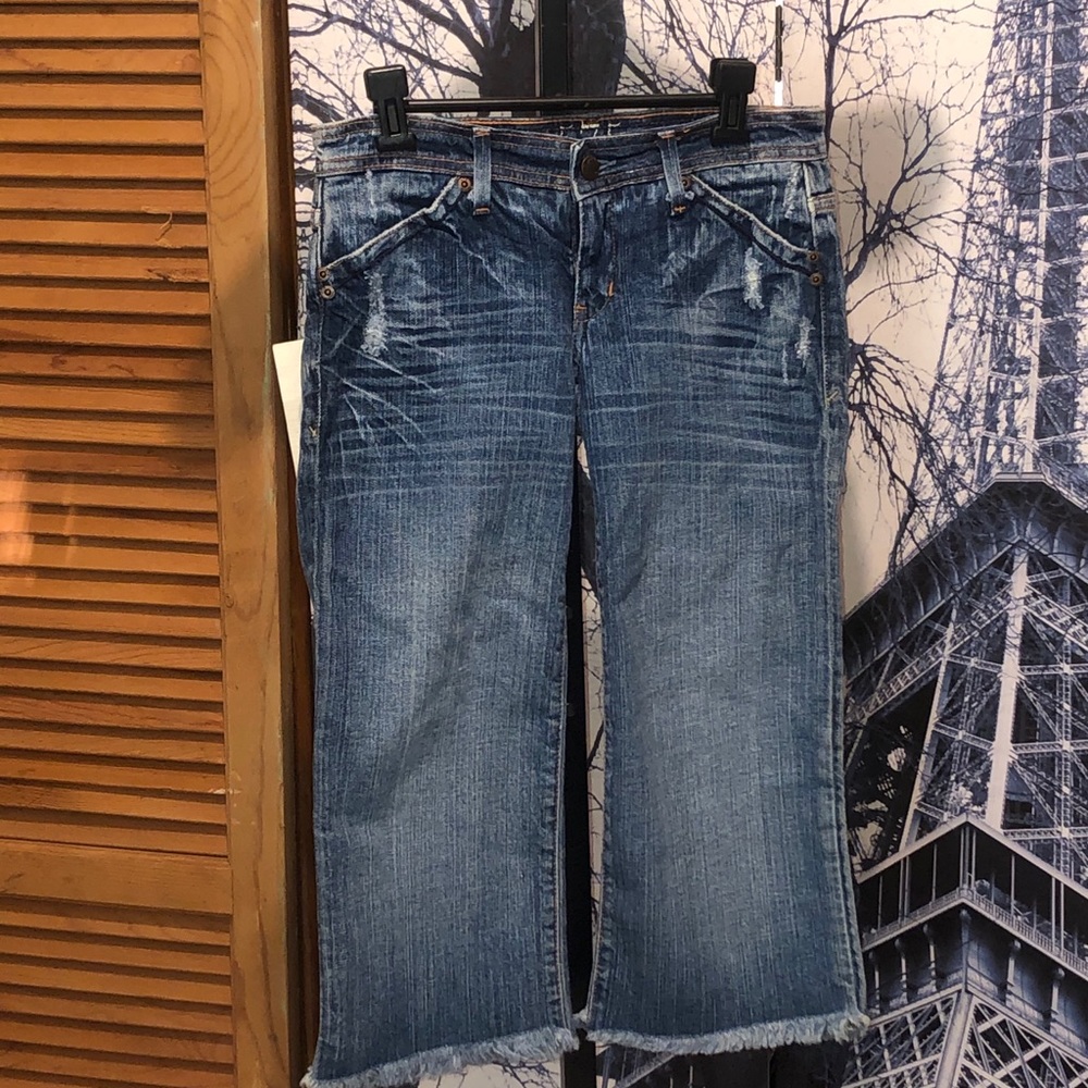 M75 Women’s Capri Jeans